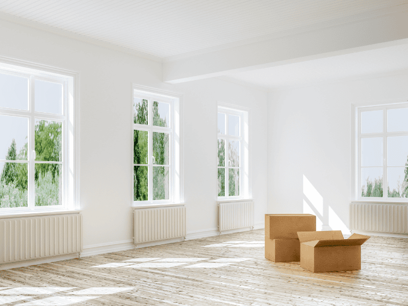 Boîtes dans un salon pendant un déménagement