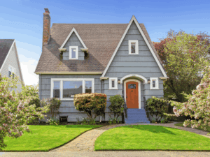 Façade d'une maison en été