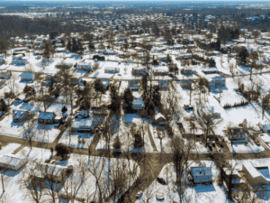 Quartier avec maisons enneigées
