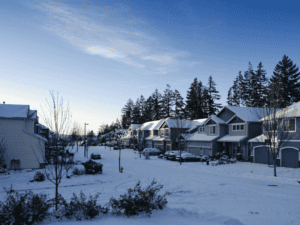 Maisons sur une rue enneigée